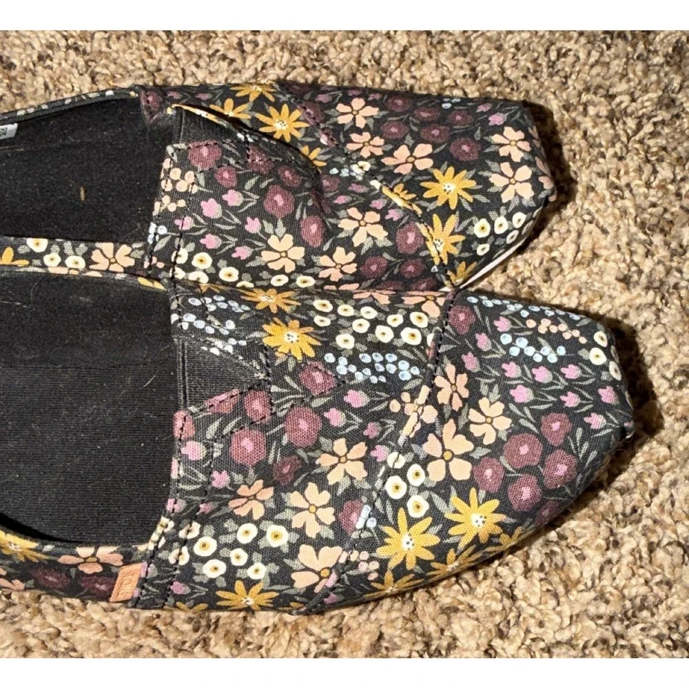 TOMS-Alpargata Slip-On Black Floral Pattern Slip On Flats Size 8.5